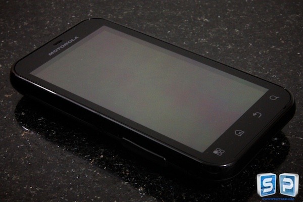 Motorola Defy : ใครว่าสมาร์ทโฟนนั้นบอบบาง