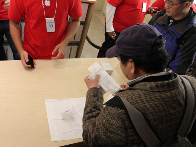but-apple-was-selling-plenty-of-its-products-too-heres-a-guy-checking-over-receipts but-apple-was-selling-plenty-of-its-products-too-heres-a-guy-checking-over-receipts