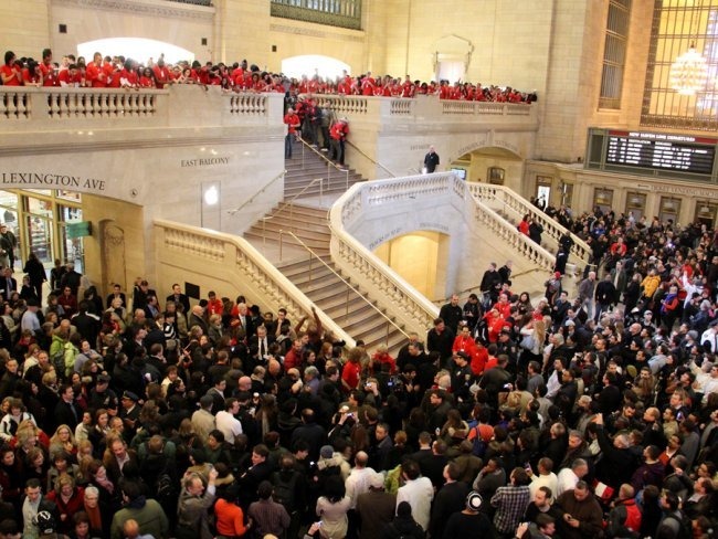 huge-crowds-crowded-crazy-lots-of-people-huge-grand-central-apple-store-opening-december-9-2011-bi-dng huge-crowds-crowded-crazy-lots-of-people-huge-grand-central-apple-store-opening-december-9-2011-bi-dng