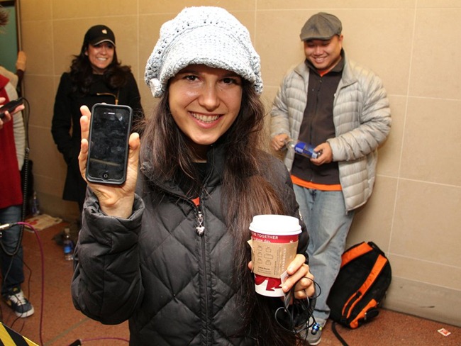 jessica-mellow-had-been-there-since-6-am-shes-such-a-big-fan-that-she-waited-in-line-for-the-iphone-4s-for-18-days-and-blogged-about-it-at-iphonewhatevercom jessica-mellow-had-been-there-since-6-am-shes-such-a-big-fan-that-she-waited-in-line-for-the-iphone-4s-for-18-days-and-blogged-about-it-at-iphonewhatevercom